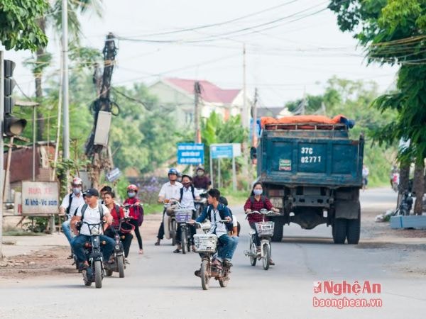 Tình trạng  giao thông lộn xộn ở xóm 5 xã Xuân Hòa (Nam Đàn).