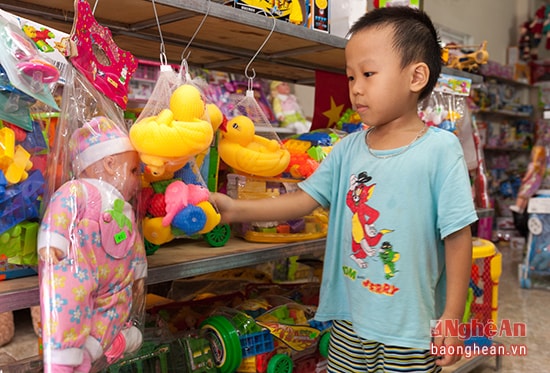 Nhiều mặt hàng không rõ nguồn gốc, tràn vào cả các cửa hàng bán lẻ, chuyên kinh doanh đồ chơi trẻ em. Mặt hàng đồ chơi bằng chất liệu cao su, không rõ nguồn gốc, được bày bán tại một cửa hàng trên đường Nguyễn Văn Cừ, TP.Vinh.