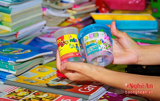 Đất nặn có xuất xứ Trung Quốc, một trong những món đồ chơi độc hại, vẫn bày bán tại nhiều chợ. So với một món đồ chơi cùng loại hàng Việt, giá của món đồ chơi này rẻ từ 5 - 10 nghìn đồng/ hộp.