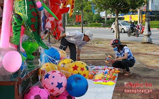 Trên thị trường TP.Vinh, đồ chơi trẻ em không rõ nguồn gốc được bày bán tràn lan từ các chợ, đến cửa hàng bán lẻ, thậm chí là cả bên lề đường.... Đáng lo ngại là nhiều bậc phụ huynh vẫn vô tư mua cho con, em mà không mảy may đắn đo về hệ lụy đối với sức khỏe trẻ.