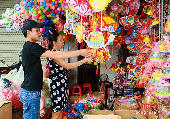 Đèn lồng, đồ chơi không thể thiếu trong mỗi mùa Trung thu của các em thiếu nhi, năm nay mẫu mã đa dạng, giá cả phong phú. Theo các tiểu thương ở các huyện đến đây nhập hàng, họ chủ yếu lấy các loại đèn lồng và đồ chơi Trung Quốc về bán vì mẫu mã đẹp, giá lại rẻ hơn hẳn hàng Việt.