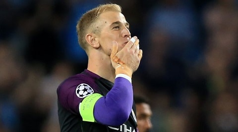 Joe Hart hôn tạm biệt CĐV trong trận gặp Steaua Bucharest