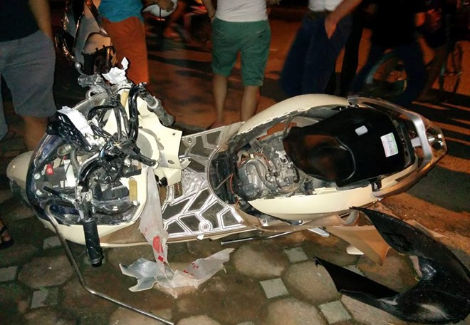 Vụ tai nạn khiến chiếc xe tay ga hư hỏng nặng. Ảnh: BT