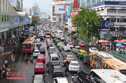 Bangkok hiện đại với nhiều tòa nhà cao tầng luôn hút khách du lịch.