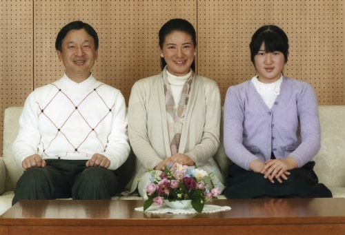 Gia đình Thái tử Naruhito. Ảnh: AP 
