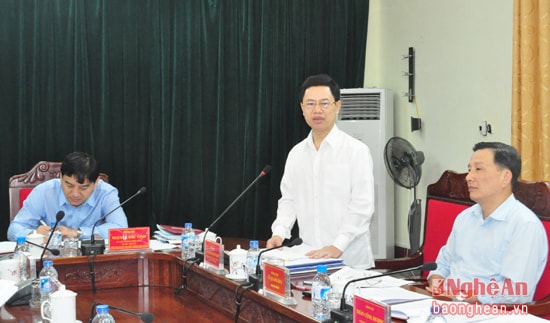 Đồng chí Nguyễn Xuân Sơn - Phó Bí thư Thường trực Tỉnh ủy, Chủ tịch HĐND tỉnh chủ trì cuộc họp