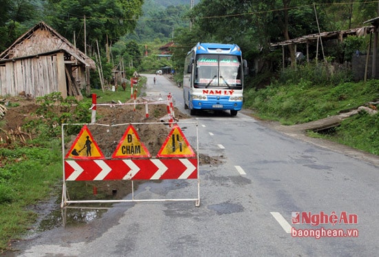 Nhiều phương tiện khổ lớn di chuyển theo hướng Diễn Châu - Mường Xén (Kỳ Sơn) đều phải lấn đường để lưu thông qua điểm sạt lở thuộc km 170 +500.