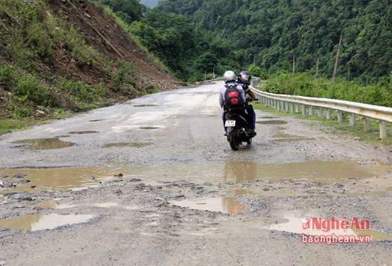 Chỉ cơn mưa nhỏ, nhiều đoạn đường đã bị đọng nước gây khó khăn cho phương tiện lưu thông qua đây.