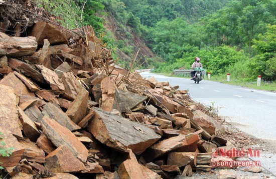 8.Phần tà ly dương thuộc đoạn đi qua xã Chiêu Lưu (Kỳ Sơn) cũng bị sạt lở.