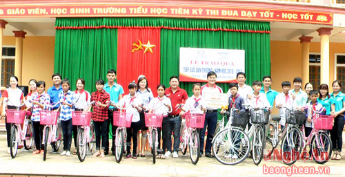 Đại diện Ngân hàng Nhà nước chi nhánh Nghệ An phối hợp với Ngân hàng thương mại cổ phần phát triển thành phố Hồ Chí Minh chi nhánh Nghệ An tặng xe đạp cho các em học sinh nghèo xã Tiên Kỳ