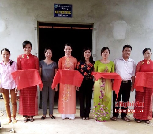 Hội LHPN huyện Tân Kỳ trao nhà mái ấm tình thương