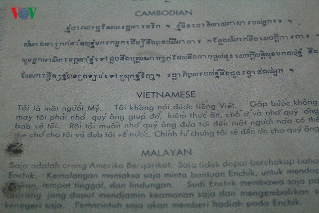Phần tiếng Việt trong một tờ đa ngữ mà phi công Mỹ mang theo và sử dụng khi bị rơi trên lãnh thổ của đối phương hoặc một nước thứ 3.