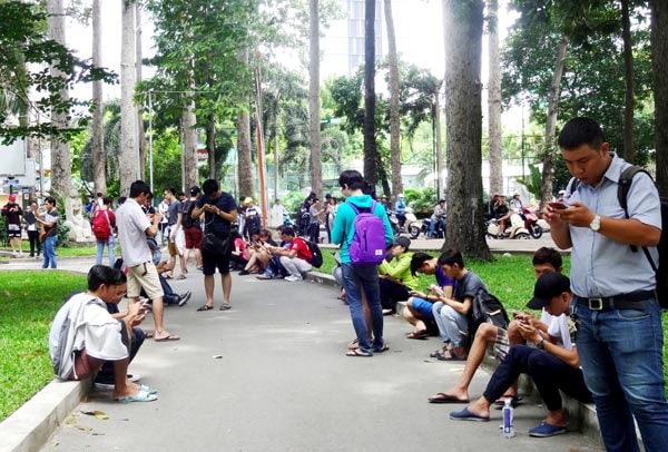 Những hình ảnh “game thủ” đổ xô vào công viên “săn Pokémon” sẽ không còn nữa  Nguồn ảnh: SGGP