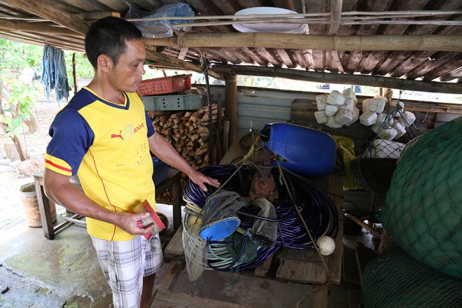 Ngư dân Phan Văn Sơn cho biết, không đi biển được, gia đình ông phải chuyển sang nuôi heo, buôn bán qua ngày. 
