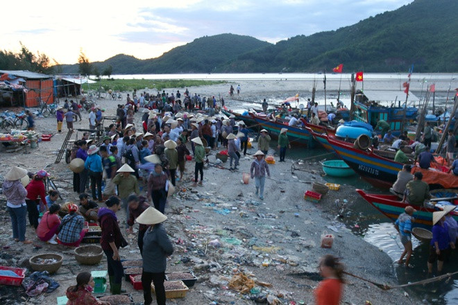 Chợ cá Thạch Kim (Cảng Cửa Sót, xã Thạch Kim, huyện Lộc Hà, Hà Tĩnh) nằm cách nhà máy Formosa khoảng 100 km. Đây là một trong những chợ cá đầu mối lớn nhất tại Hà Tĩnh. Thời điểm xảy ra sự cố môi trường, chợ cá Thạch Kim vắng bóng người, nay chợ bắt đầu hoạt động trở lại.