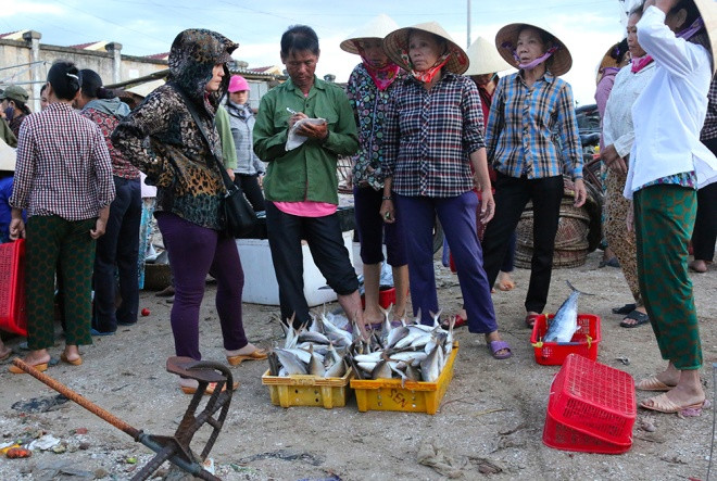 Ông Đinh Ngọc Hùng, Trưởng công an xã Thạch Kim, cho biết, lượng cá đánh bắt về giảm so với trước, giá các loại hải sản 