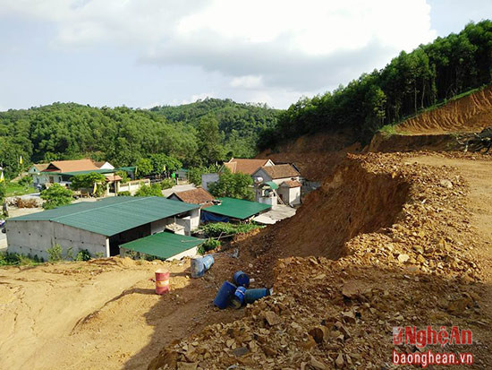 Hàng trăm ngôi nhà trên địa bàn huyện Anh Sơn cũng đang 