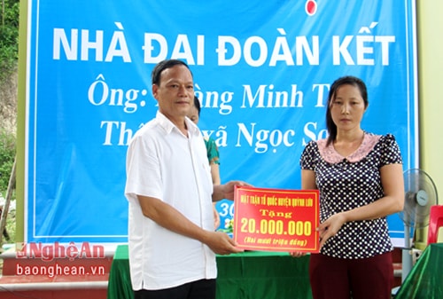 Đại diện MTTQ huyện trao tặng 20 triệu đồng cho gia đình anh Hoàng Minh Tâm
