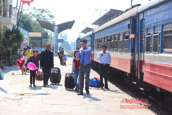 Ngành đường sắt tăng chuyến, phục vụ khách trong những ngày cao điểm.