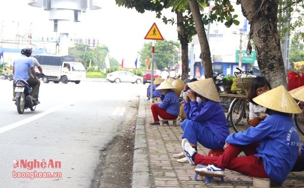 Người lao động chờ việc tại vườn hoa tam giác.