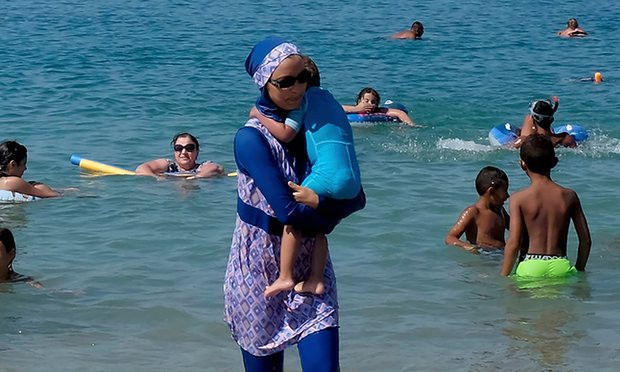 Người phụ nữ mặc trang phục burkini trên bãi biển Marseille, Pháp. Ảnh: Guardian