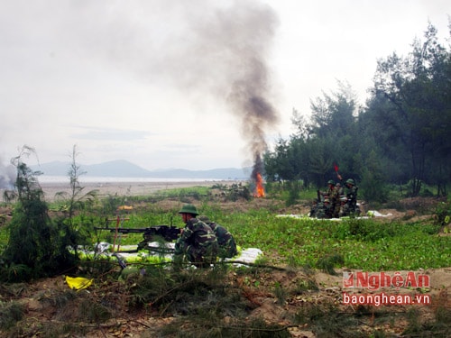 Cán bộ, chiến sĩ lực lượng vũ trang huyện Diễn Châu diễn tập khu  vực phòng thủ huyện.