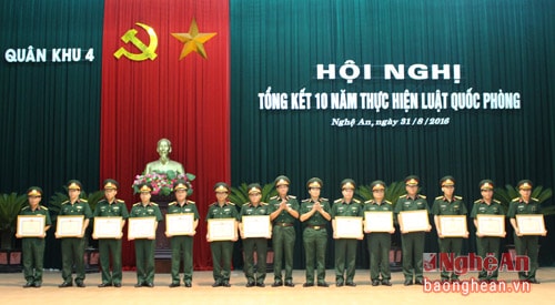Thủ trưởng Bộ Tư lệnh Quân khu 4 trao Bằng khen cho các tập thể, cá nhân có thành tích xuất sắc trong 10 năm thực hiện Luật Quốc phòng (2005 – 2016).