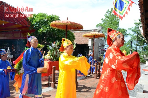 Tế lễ trong lễ giổ hoàng đế Quang Trung.