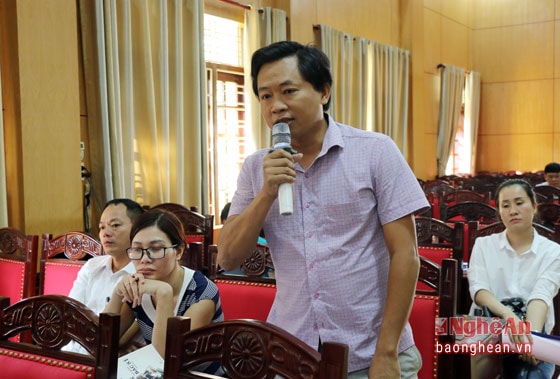 Đại diện Báo Nghệ An đặt câu hỏi tại buổi họp báo