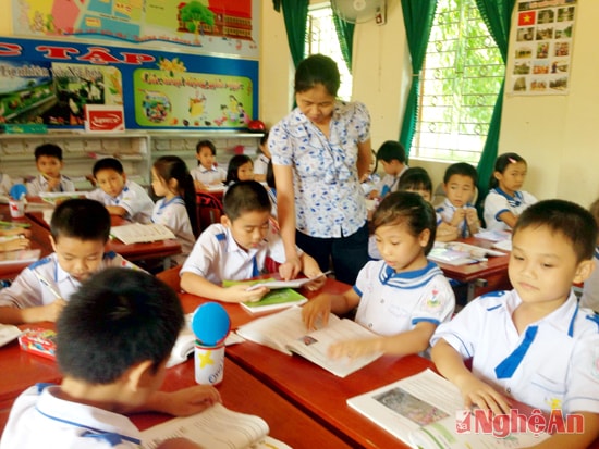 Giờ học của cô và trò Trường Tiểu học Nguyễn Trãi - Thành phố Vinh