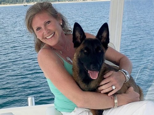 Bà Kristin Casas và chú chó Rylee. Ảnh: ABC News