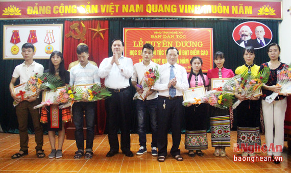 Đồng chí Lê Minh Thông trao phần thưởng cho các em học sinh