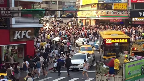 Đoàn người chạy qua những con phố Đài Bắc để đuổi theo một con thú ảo. Ảnh:Shanghaiist