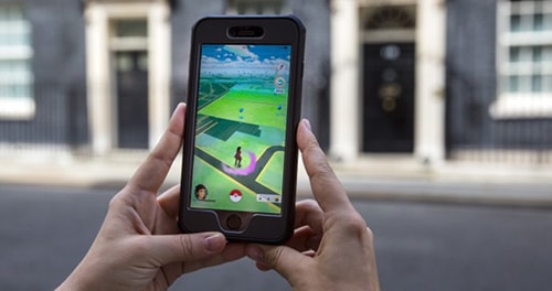 Việc dành quá nhiều thời gian chơi Pokémon Go trên điện thoại di động khiến thị lực nhiều người bị ảnh hưởng. Ảnh: Shanghaiist