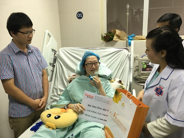 Bộ trưởng Bộ Y tế Nguyễn Thị Kim Tiến thăm Đậu Thị Huyền Trâm. 