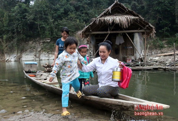 Những học sinh trên lòng hồ thủy điện bản Vẽ ở xã Hữu Khuông (Tương Dương) được bố mẹ đưa đến trường trên con thuyền độc mộc.