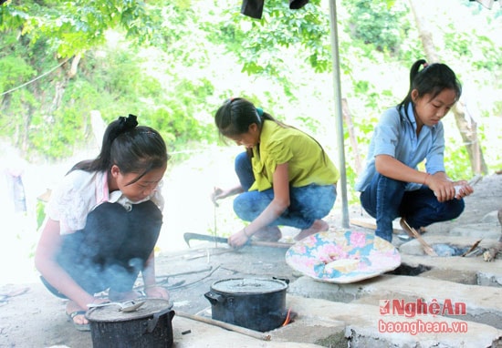 Trong những ngôi nhà dựng tạm để trọ học, nhiều em học sinh vùng cao phải tự lo cuộc sống của mình.