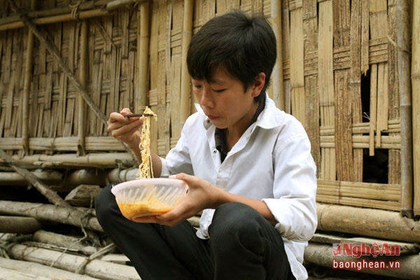 Bát mì sáng để kịp giờ đến trường.