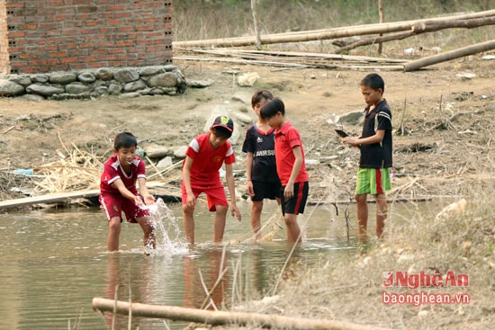 Những lúc rảnh rỗi, các em lại rủ nhau ra sông suối bắt những con cá nhỏ về lán cải thiện bữa ăn để theo đuổi con chữ.
