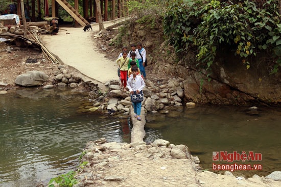 Bước chân vượt suối đến trường.