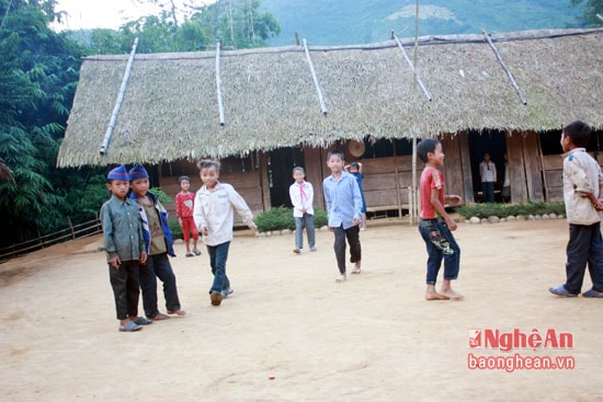Ở nhiều điểm trường còn phải học trong nhà tạm bợ nhưng học sinh vẫn háo hức đến trường.