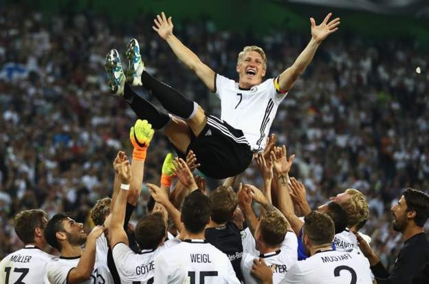 Schweinsteiger chia tay đội tuyển Đức sau 121 lần ra sân. Ảnh: Bayern/Twitter