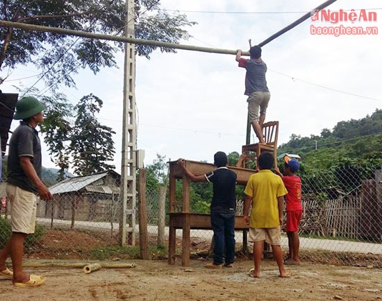 Các thầy giáo tranh thủ dựng sân khấu phục vụ buổi Lễ khai giảng.