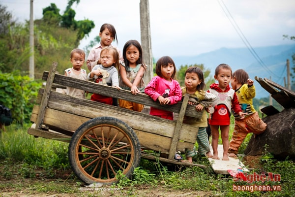Những đứa trẻ ở Na Ngoi (Kỳ Sơn)