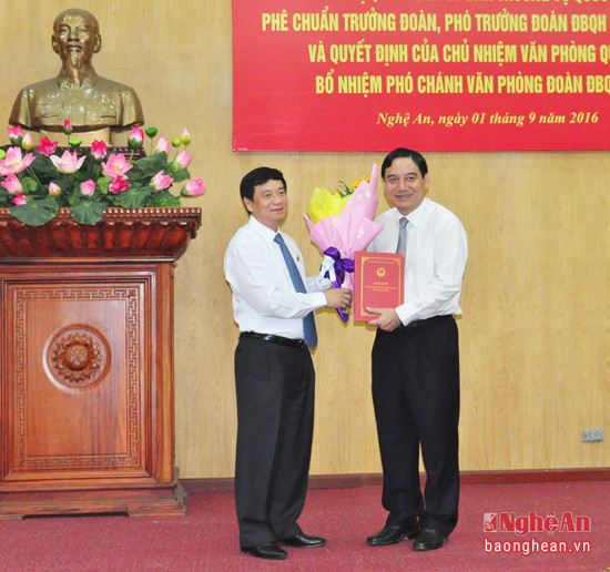 Đồng chí Trần Văn Túy trao quyết định phê chuẩn Trưởng đoàn đại biểu Quốc hội cho đồng chí Trần Đắc Vinh