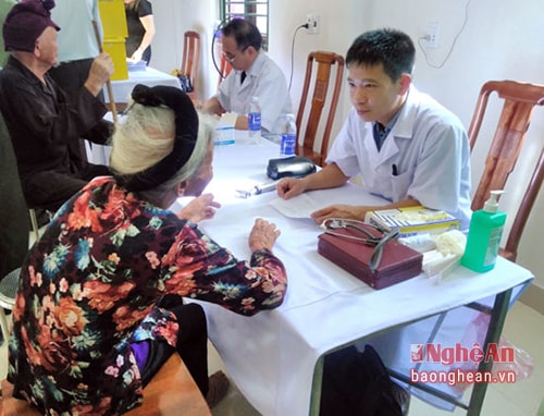 Các bác sỹ khám bệnh, tư vấn sức khỏe cho người cao tuổi 
