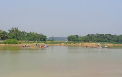 cong-an-xa-bi-vay-danh-khi-ngan-hut-cat-trom