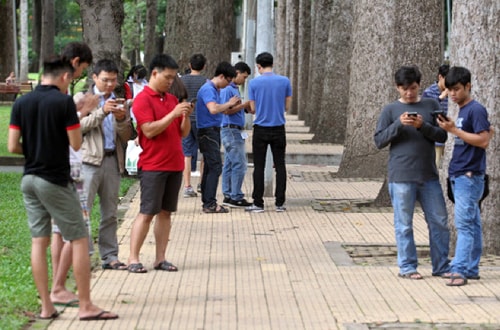 Giới trẻ Sài Gòn chơi Pokemon Go trong công viên Tao Đàn.