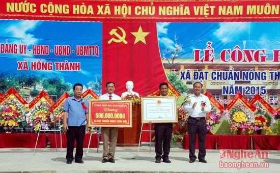 UBND xã Hồng Thành đón nhận Bằng công nhận xã đạt chuẩn nông thôn mới.