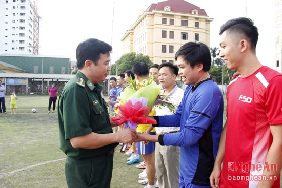 Bí thư Chi đoàn Báo Nghệ An tặng hoa chúc mừng đồng chí